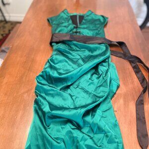 Green dress Le Chateau Robe verte